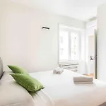 Cute And Central Duomo Apartment - Red